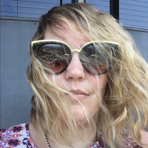 Meet your Posher, Elizabeth - Picture 2 of 6